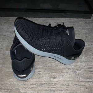 UNDER ARMOUR WOMEN’S HOVR SIZE 10 BLACK